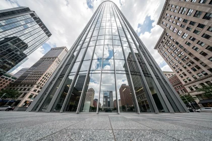 Vue en contre-plongée du Citadel Center à Chicago, gratte-ciel en verre reflétant les nuages dans le quartier du Loop
