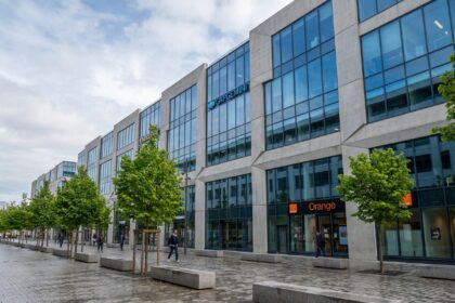Immeuble de bureaux moderne à Rennes avec façade en verre et béton, illustrant l'attractivité immobilière de la ville pour les entreprises