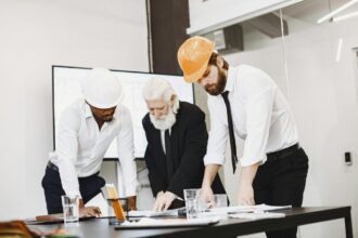 Bâtiment moderne avec technologies durables et gestion technique intégrée