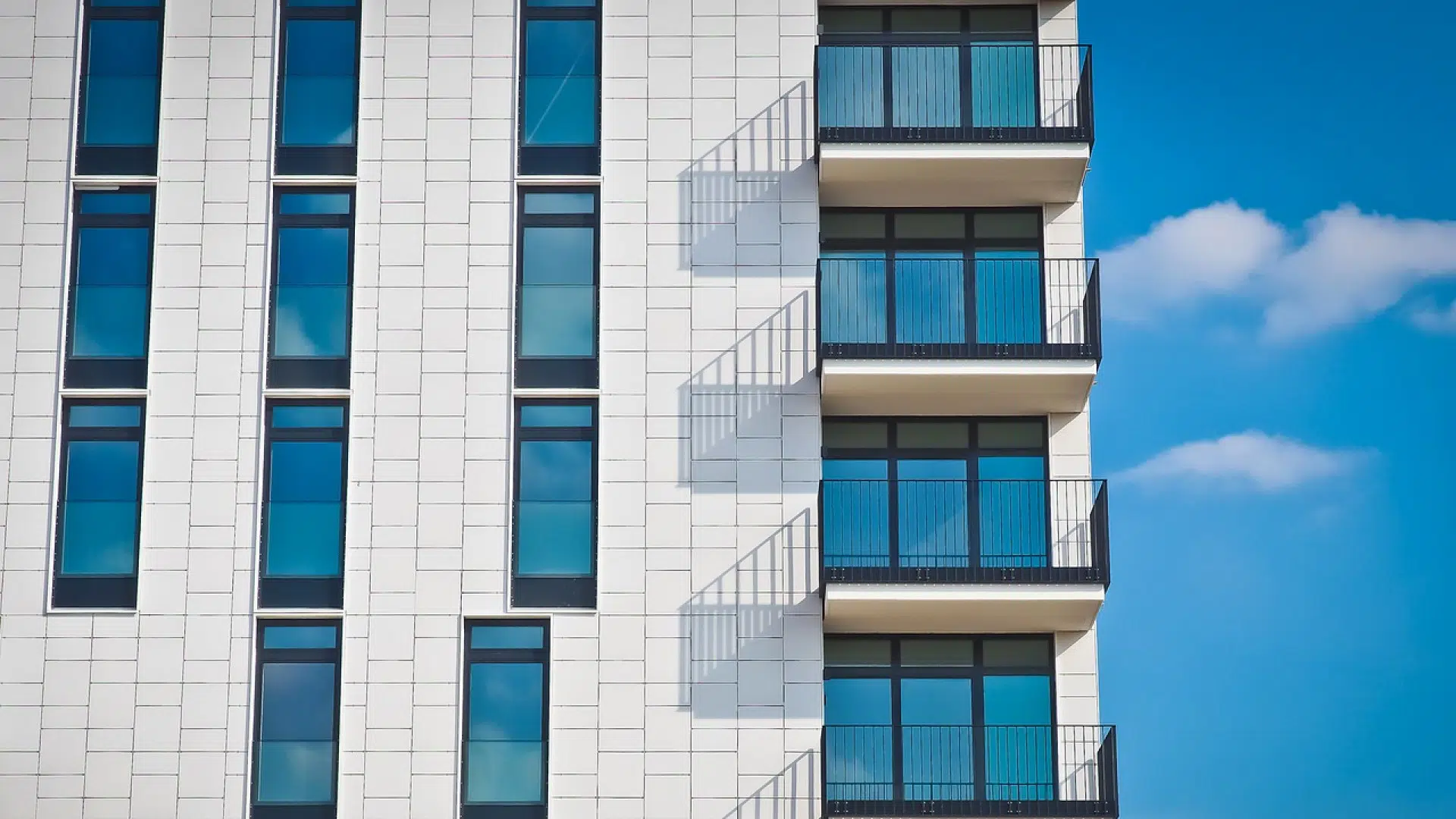 Quels sont les dangers des fissures sur une façade ?